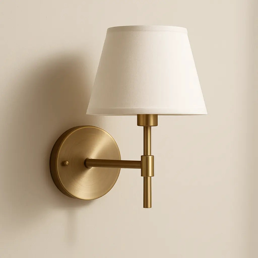 Lampe de chevet murale minimaliste en métal noir, fixée sur un mur beige, idéale pour une décoration moderne et un éclairage fonctionnel sans encombrement.