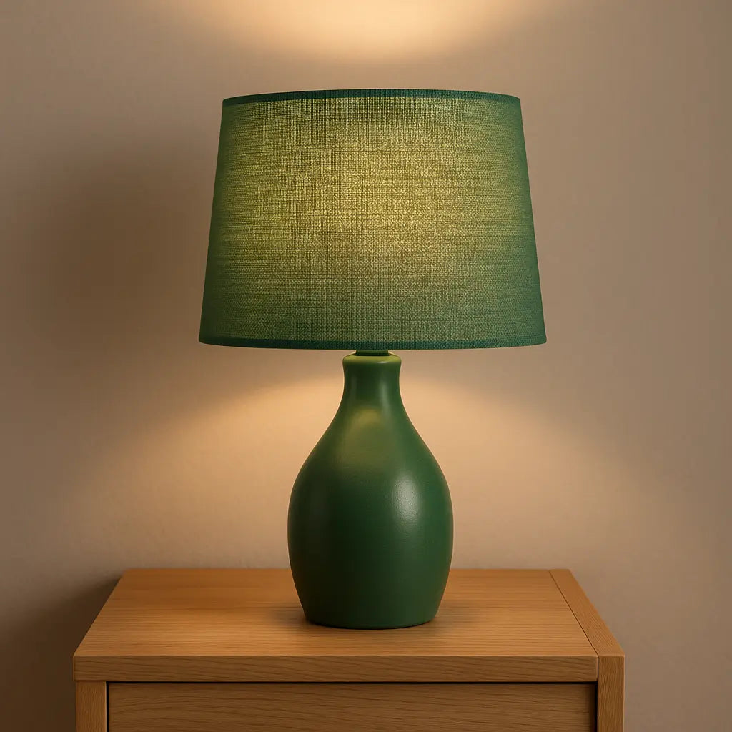Lampe de chevet verte au design épuré, posée sur une table en bois clair dans un intérieur moderne et lumineux.