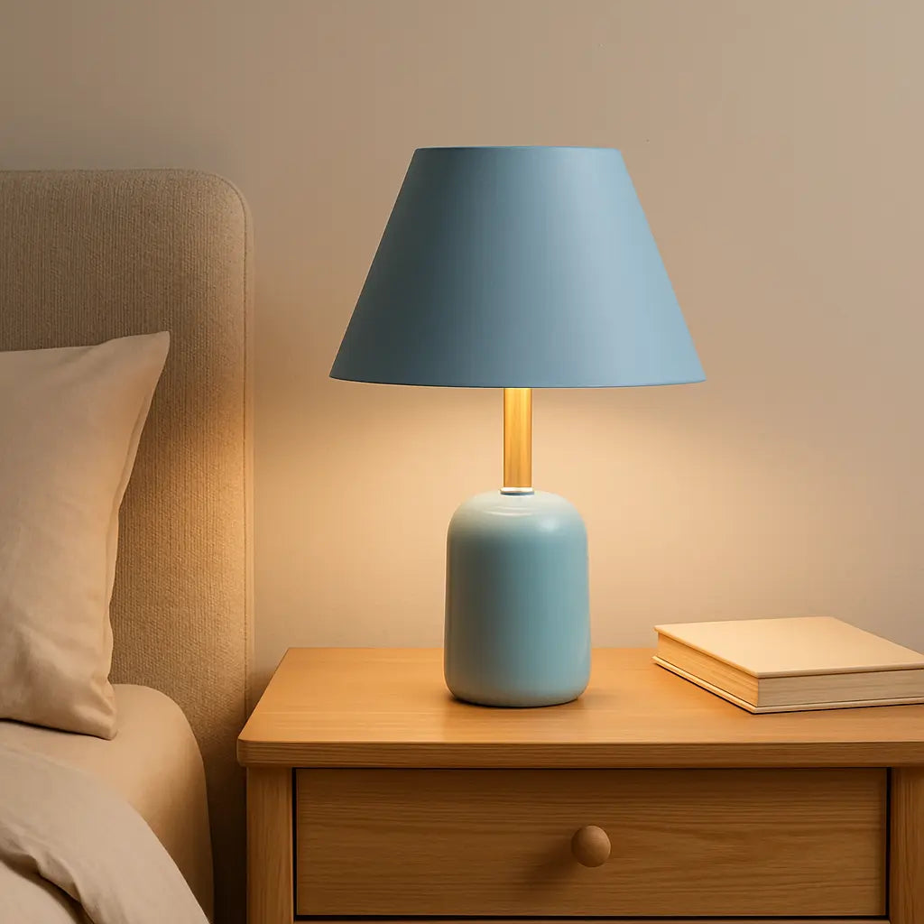 Lampe de chevet bleue moderne posée sur une table de nuit en bois clair, idéale pour une décoration intérieure apaisante et contemporaine.