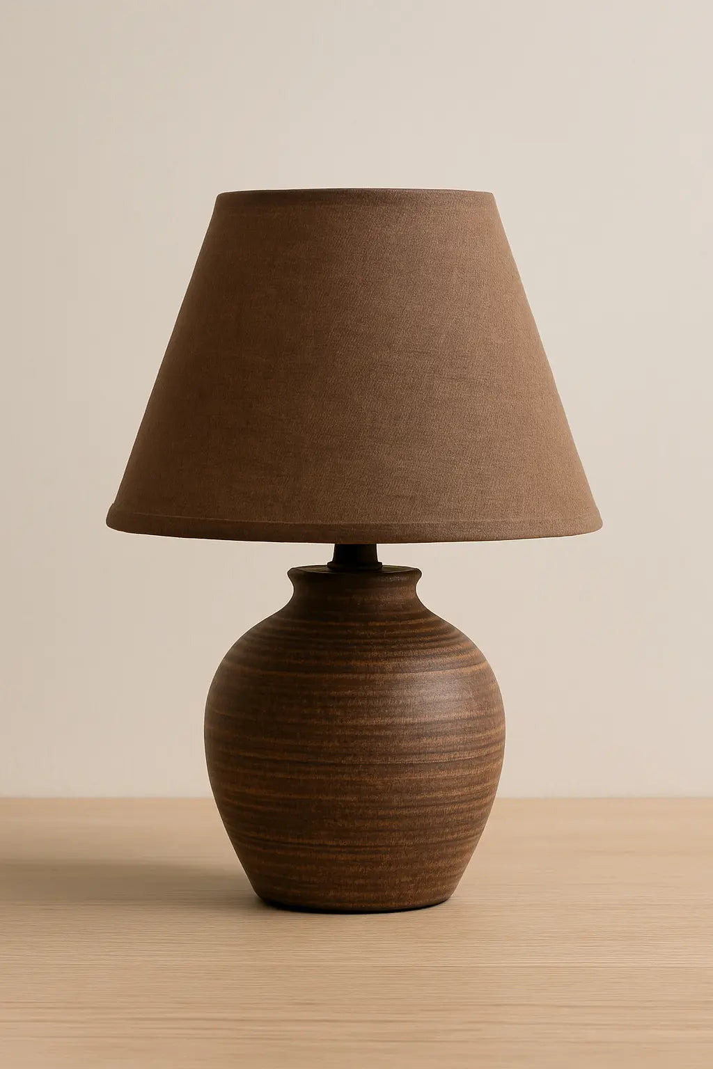 lampe de chevet marron en céramique texturée avec abat-jour assorti, posée sur une table en bois clair, idéale pour une ambiance chaleureuse et naturelle.