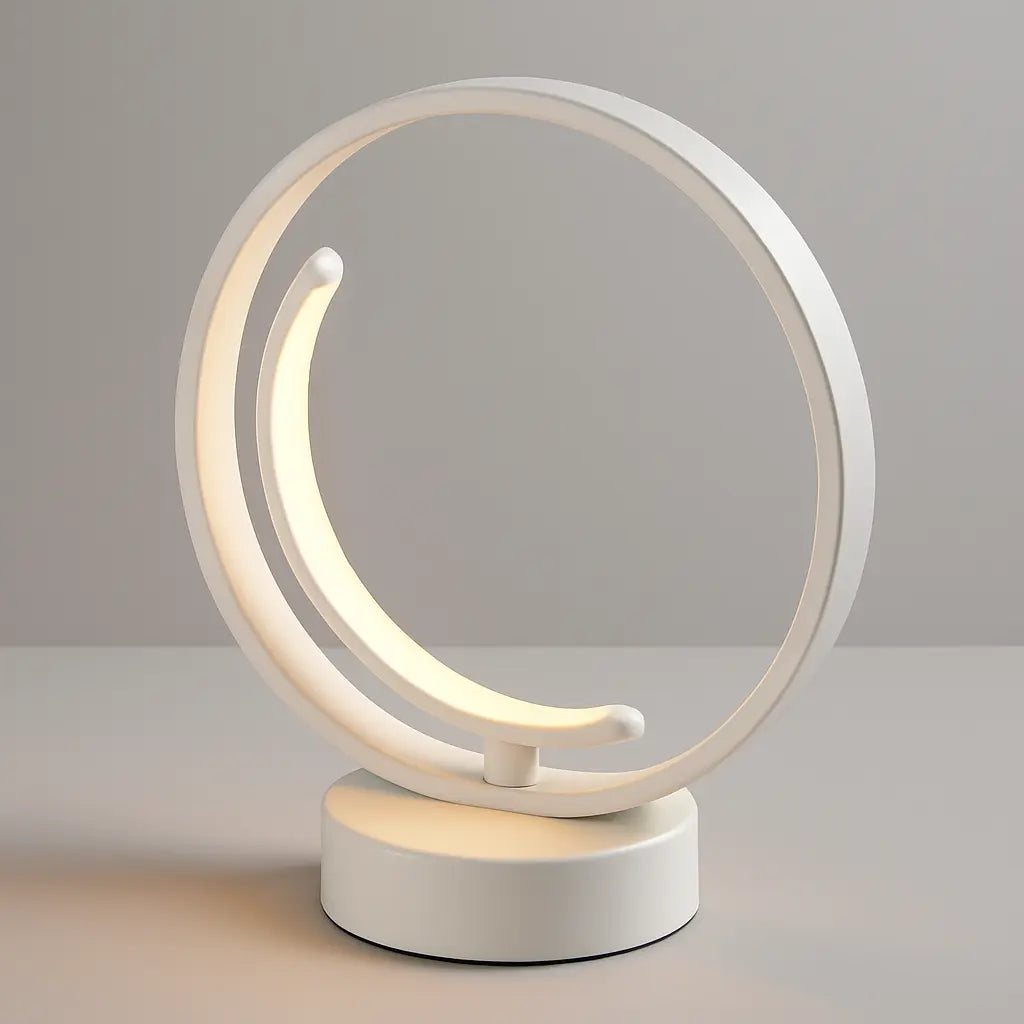Lampe de chevet LED moderne au design minimaliste, posée sur une table de nuit dans un intérieur contemporain, diffusant une lumière douce et directionnelle.